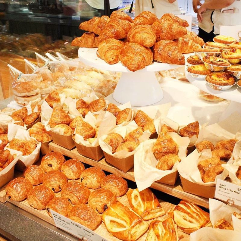 Mùi bánh mì mới nướng tràn ngập khắp không gian của các lọ bánh mì nướng khiến bạn phải chọn bánh trong tiệm.