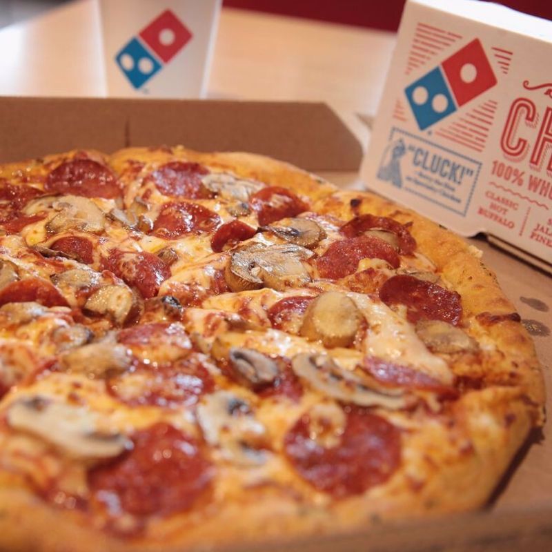 Nếu quá thèm pizza mà lại ngao ngán nạp tinh bột, bạn hãy chọn một chiếc pizza đế mỏng để không bị ngấy bạn nhé!