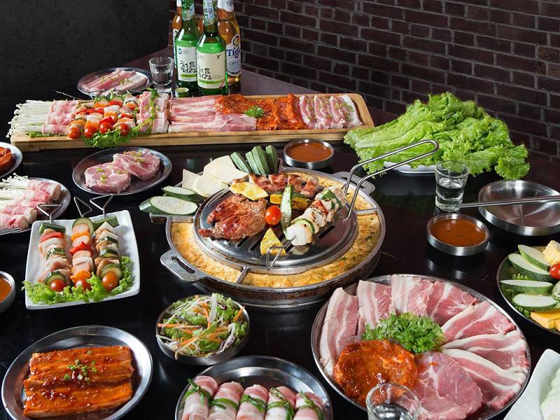 Thịt tươi ngon và được tẩm chuẩn vị thịt nướng Hàn Quốc cùng với không gian thoáng mát, trẻ trung, là một điểm cộng lớn của Buk Buk.