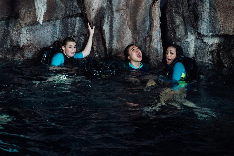 4 cô gái mắc kẹt trên biển