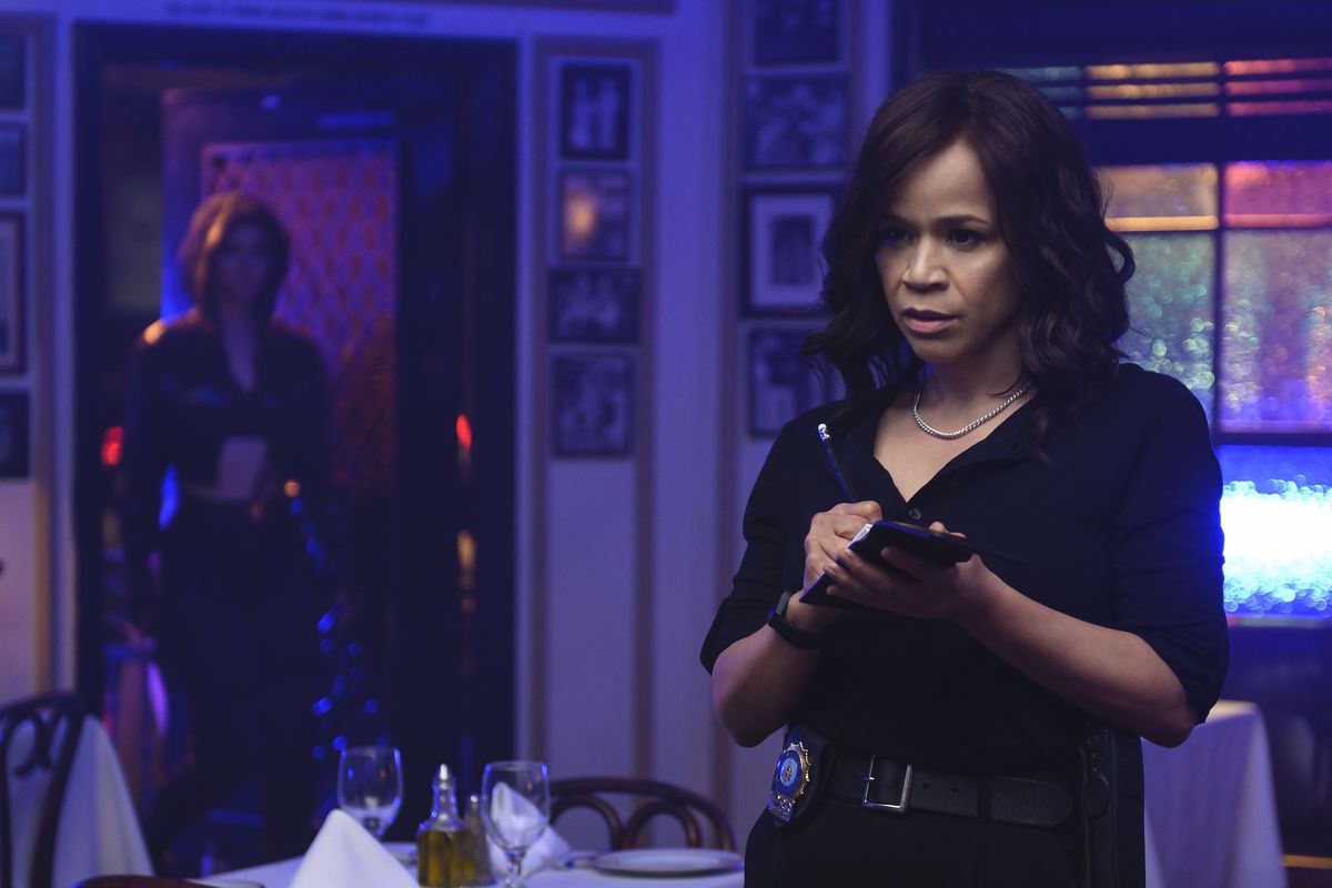 Thám tử Renee Montoya do Rosie Perez thủ vai