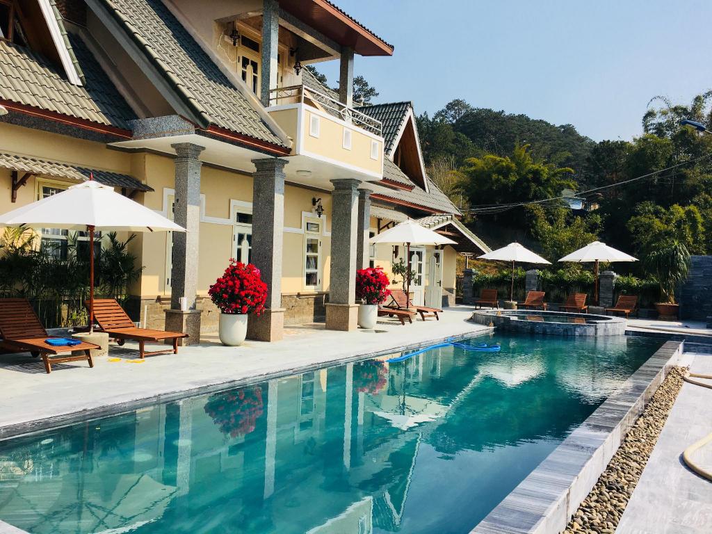Resort có hồ bơi để du khách có những giây phút thư giãn thoải mái