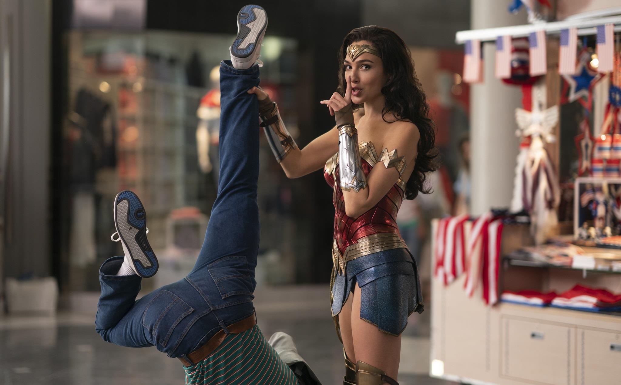 Wonder Woman mỉm cười với bé gái da màu trong trung tâm thương mại. 