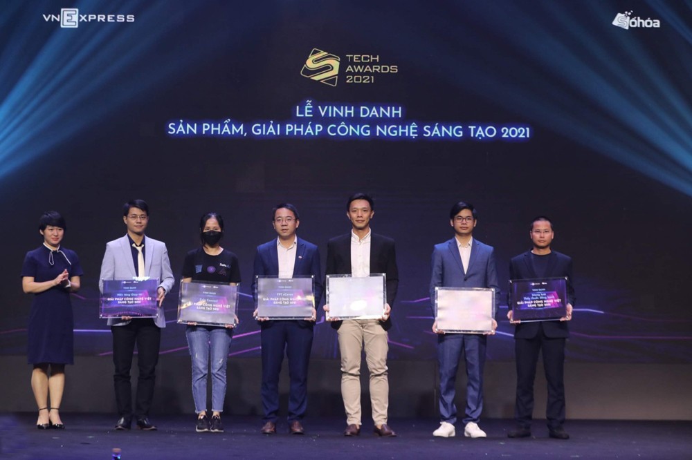 Đại diện Ví MoMo (thứ 5 từ trái sang) nhận giải thưởng Sản phẩm sáng tạo 2022