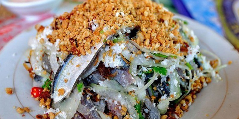 Gỏi cá trích là món nên ăn ở làng chài Hàm Ninh