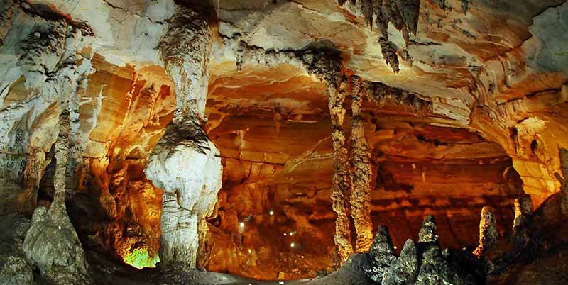 Những lớp thạch nhũ đủ hình dạng tại hang Tả Phìn