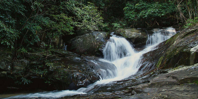 น้ำตกบาโดพัทเป็นสถานที่ที่คุ้นเคยสำหรับนักท่องเที่ยวที่รักการเดินป่า