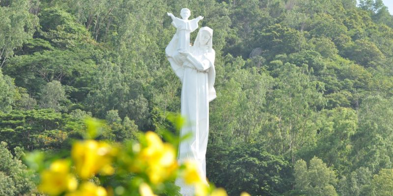 Tượng Đức Mẹ Bãi Dâu là một trong những công trình tâm linh tại núi Lớn.
