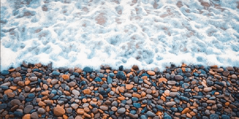 Biển Cổ Thạch đặc biệt với nhiều đá tròn, dẹt.