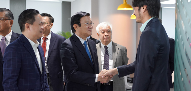 Nguyên Chủ tịch nước Trương Tấn Sang thăm văn phòng làm việc của  MoMo