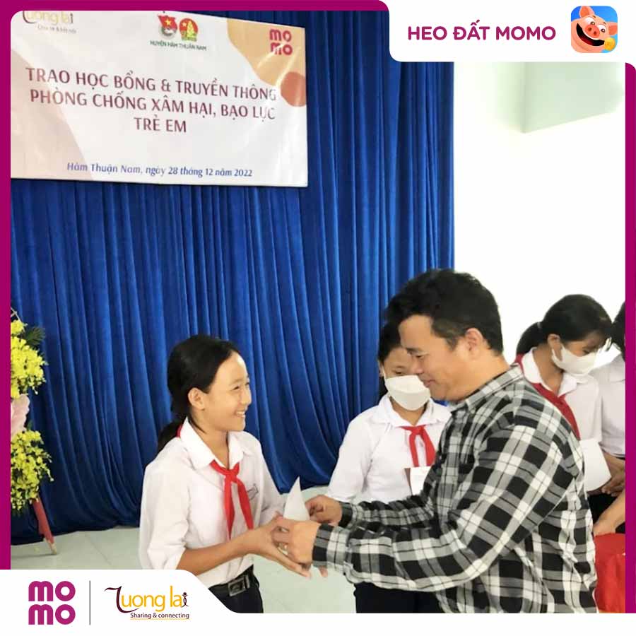 Tặng học bổng cho các em học sinh nghèo tại xã Hàm Kiệm, Bình Thuận