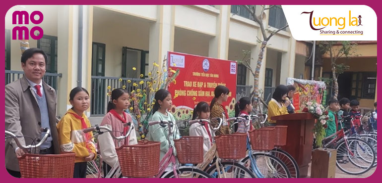 Trao xe đạp và truyền thông kỹ năng phòng chống xâm hại, bạo lực cho học sinh có hoàn cảnh khó khăn tại trường Tiểu học Tân Hưng, Sóc Sơn, Hà Nội